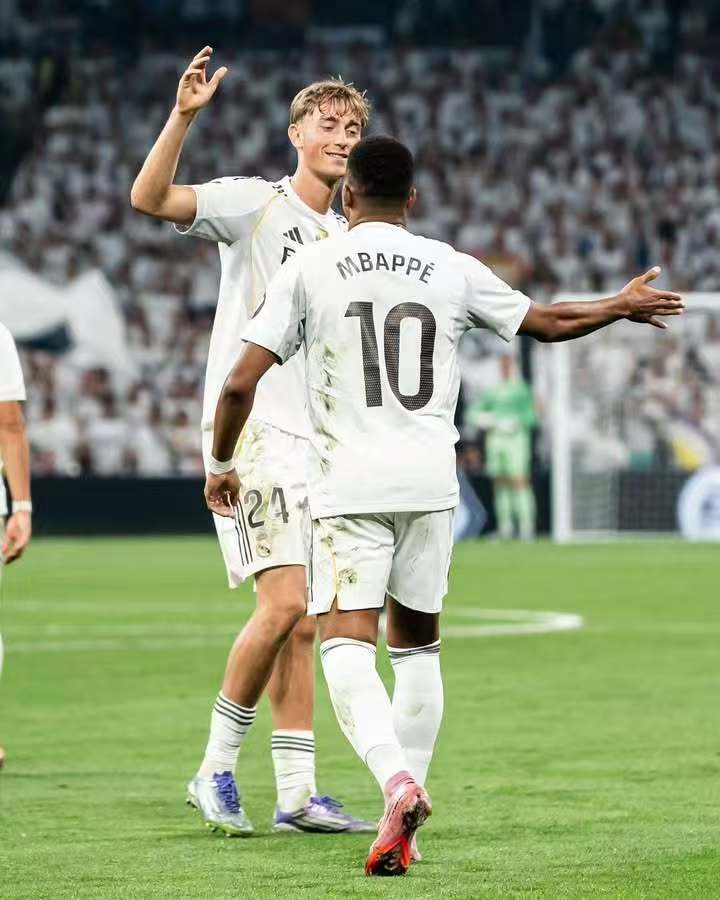 Mbappé slavi svoju prvu pobjedu u La Ligi noseći dres Real Madrida s brojem 10. Mbappé slavi svoju prvu pobjedu u La Ligi noseći dres Real Madrida s brojem 10.
